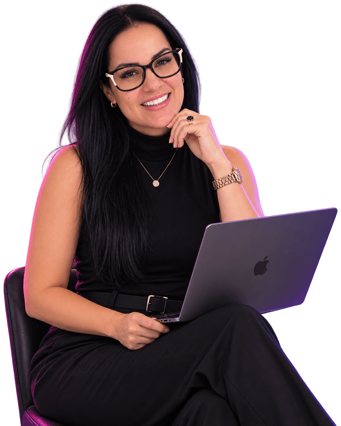 Mai Celedón trabajando en su laptop